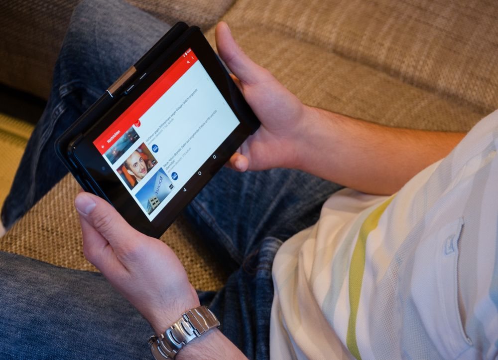 Pessoa assistindo ao vídeo em um tablet